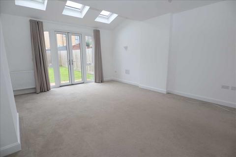 3 bedroom semi-detached house to rent, Philand Lane