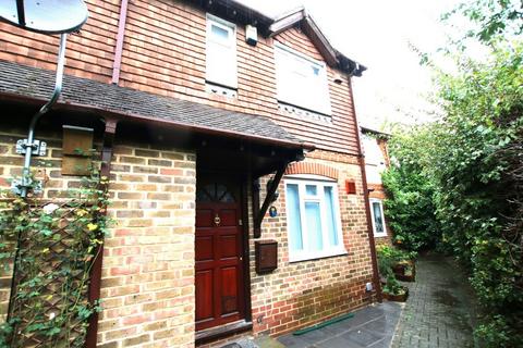 3 bedroom terraced house to rent, Colnbrook