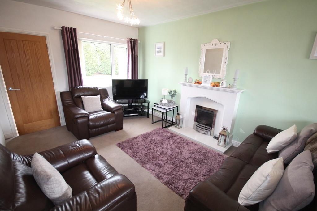 Penrallt, Pentre Broughton, Wrexham 3 bed detached house for sale £