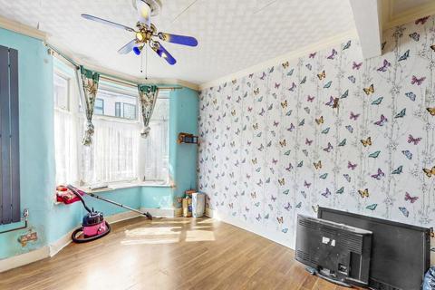 4 bedroom end of terrace house for sale - Northbank Road, E17