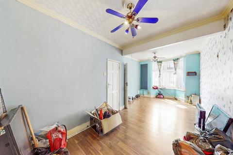 4 bedroom end of terrace house for sale - Northbank Road, E17