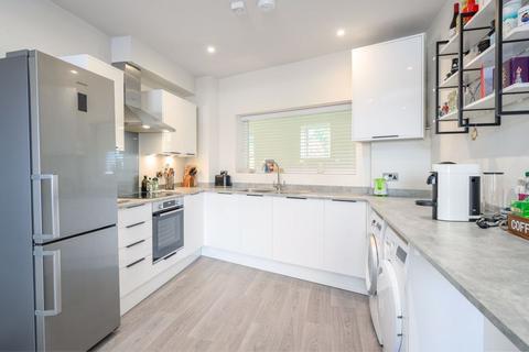1 bedroom apartment to rent, Hersham Road, Walton-On-Thames