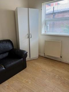 Studio to rent, b Chapel Street, Luton