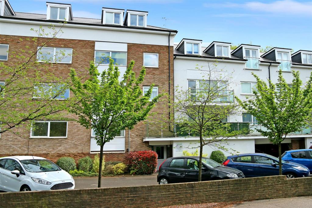 Brook Court, Radlett WD7 2 bed flat £1,400 pcm (£323 pw)
