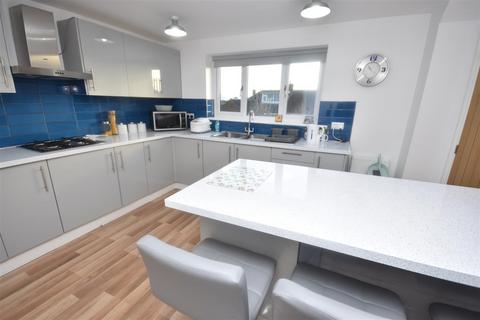 4 bedroom detached house for sale - Moorlands Crescent, Huddersfield HD3