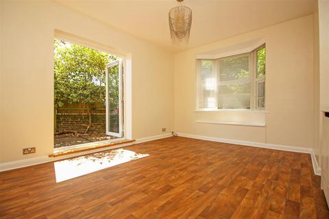 40a Victory Road, Horsham, RH12 2JF