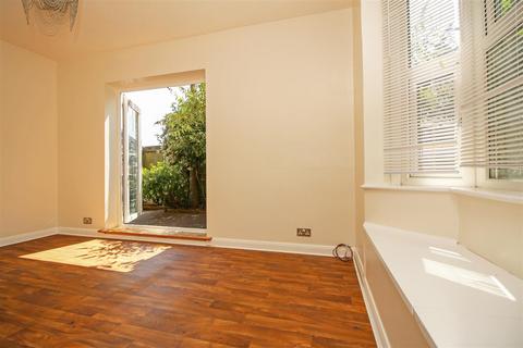 40a Victory Road, Horsham, RH12 2JF