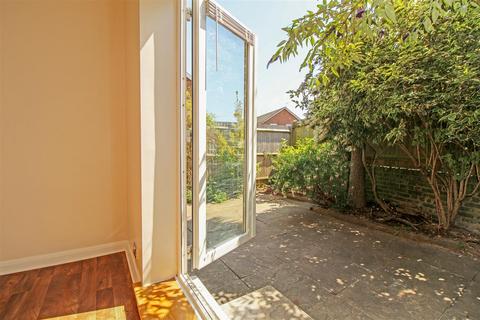 40a Victory Road, Horsham, RH12 2JF