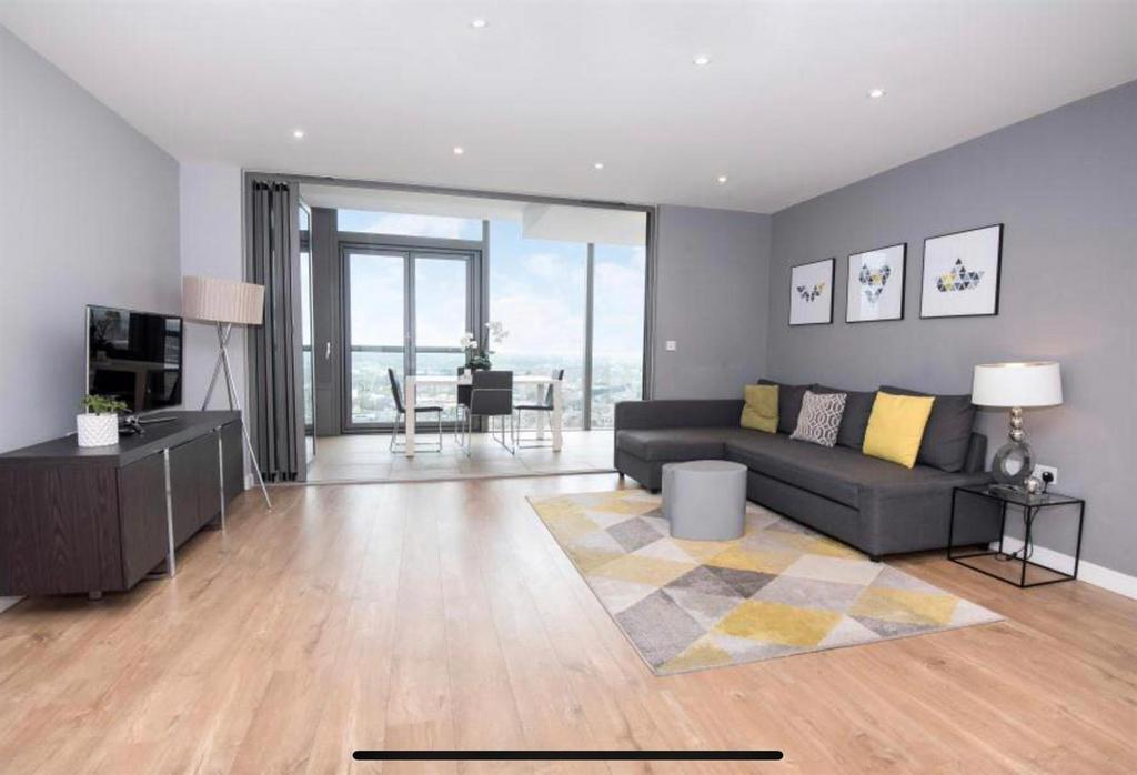 Kew Eye Apartments Brentford TW8 2 bed apartment £2,600 pcm (£600 pw)