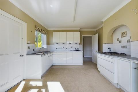 2 bedroom detached bungalow for sale - 7 Withington Road, Helmsley, York, YO62 5HE