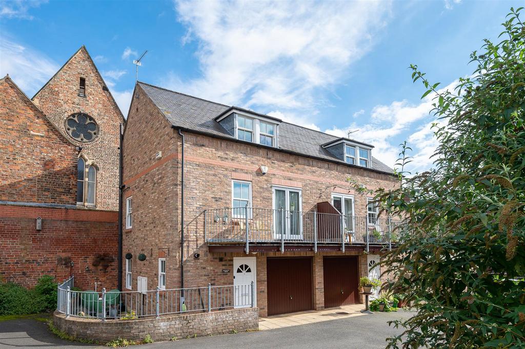 Dewsbury Court, York YO1 6LH 3 bed semidetached house for