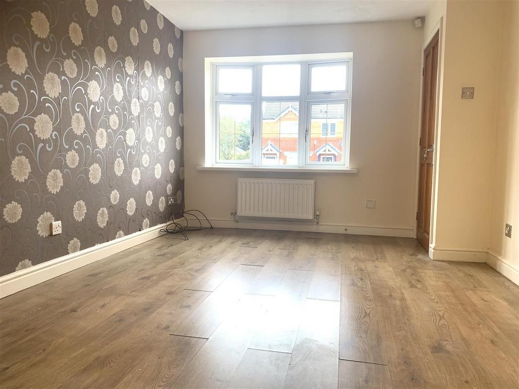 The Croft, Cheslyn Hay, Walsall 3 bed house £1,050 pcm (£242 pw)