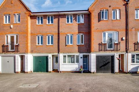 4 bedroom terraced house for sale - Pettys Close, Cheshunt
