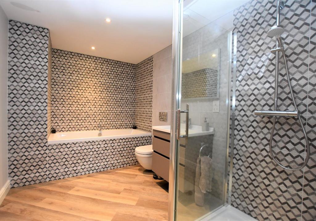 Ensuite for b2.JPG
