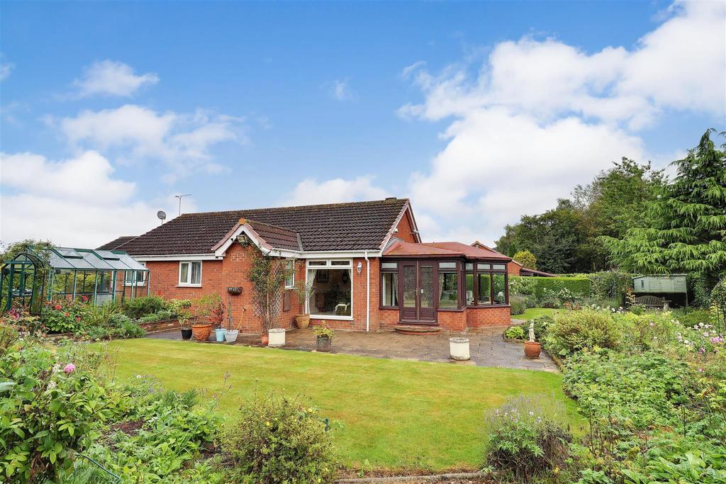 Highfields, South Cave 3 bed detached bungalow £350,000