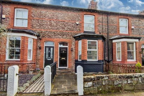 2 bedroom terraced house to rent, Oak Road, Hale