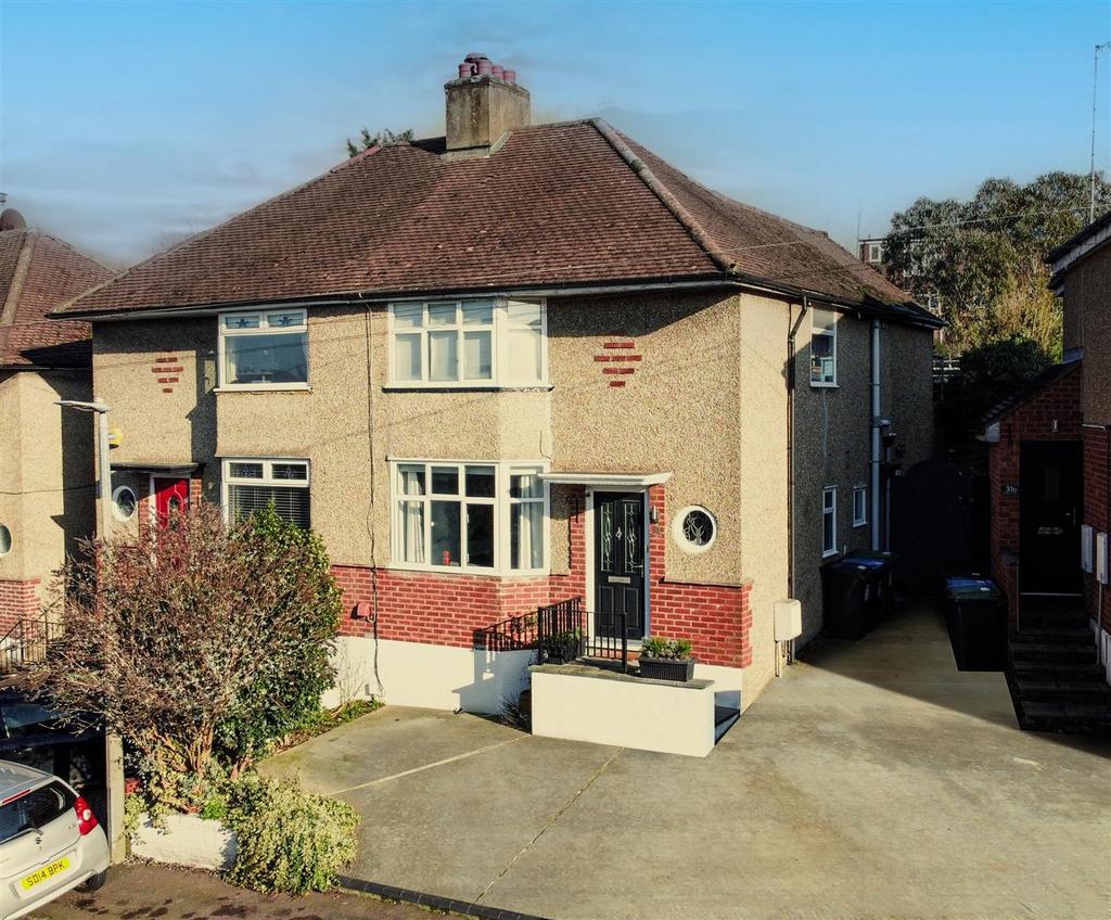 Corner Hall Avenue, Hemel Hempstead, HP3 3 bed semidetached house for