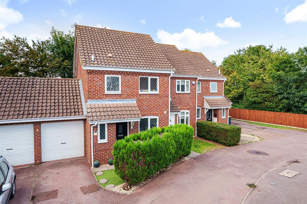 Pinsent Avenue, Bromham, Bedford 3 bed end of terrace house for sale