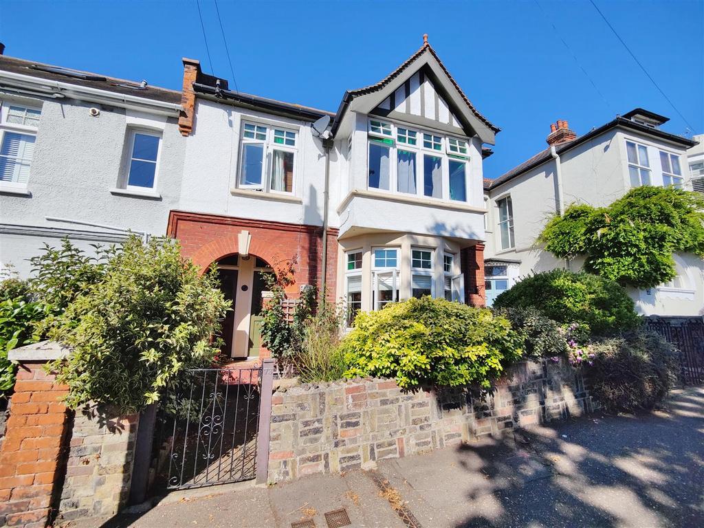 HIGHCLIFF DRIVE, LeighOnSea 2 bed flat for sale £380,000