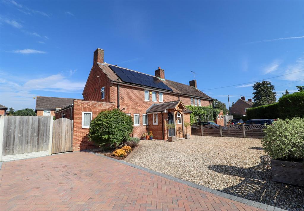 Whetstone Road, Farnborough GU14 3 bed semidetached house for sale £
