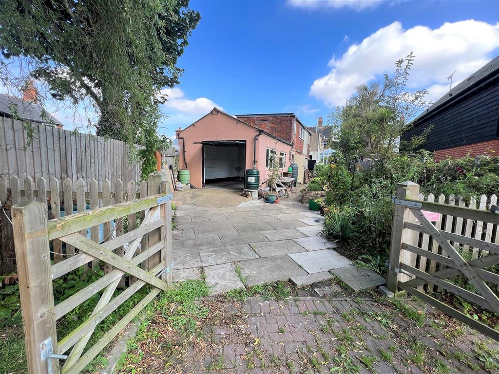 Station Road, BurnhamOnCrouch Property £375 pcm (£87 pw)
