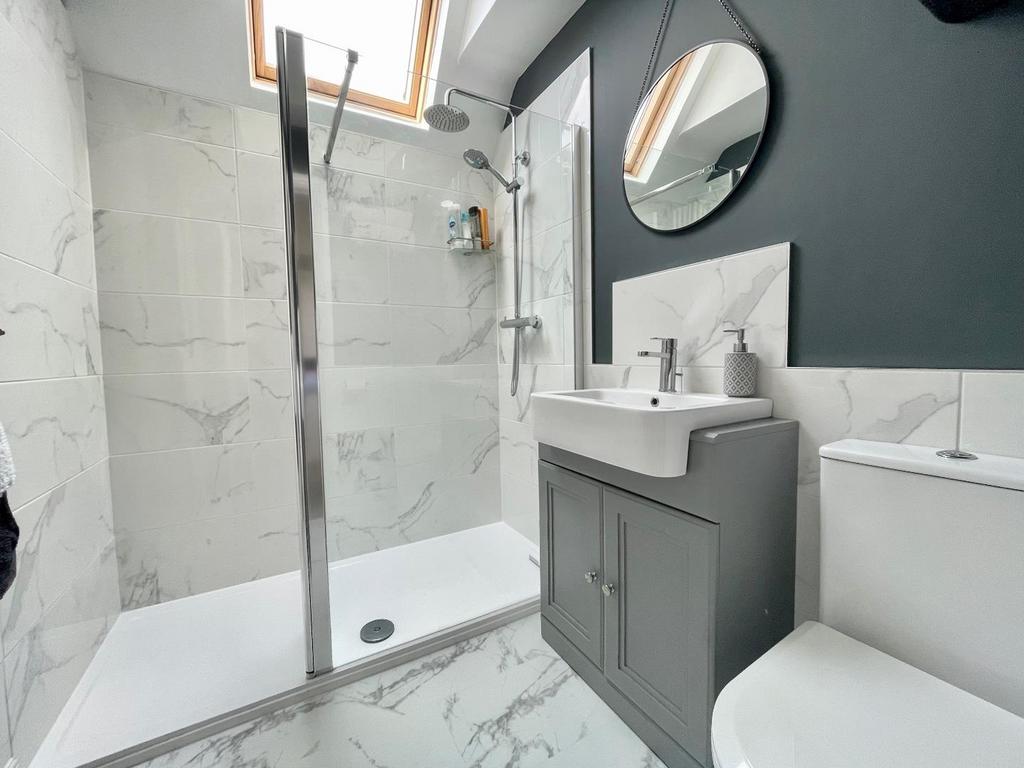 Shower Room (1st floor)