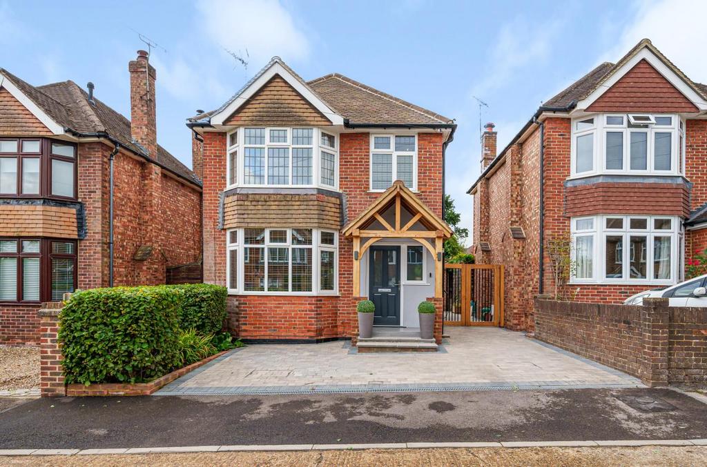Waltham Avenue, Guildford 3 bed detached house for sale £580,000