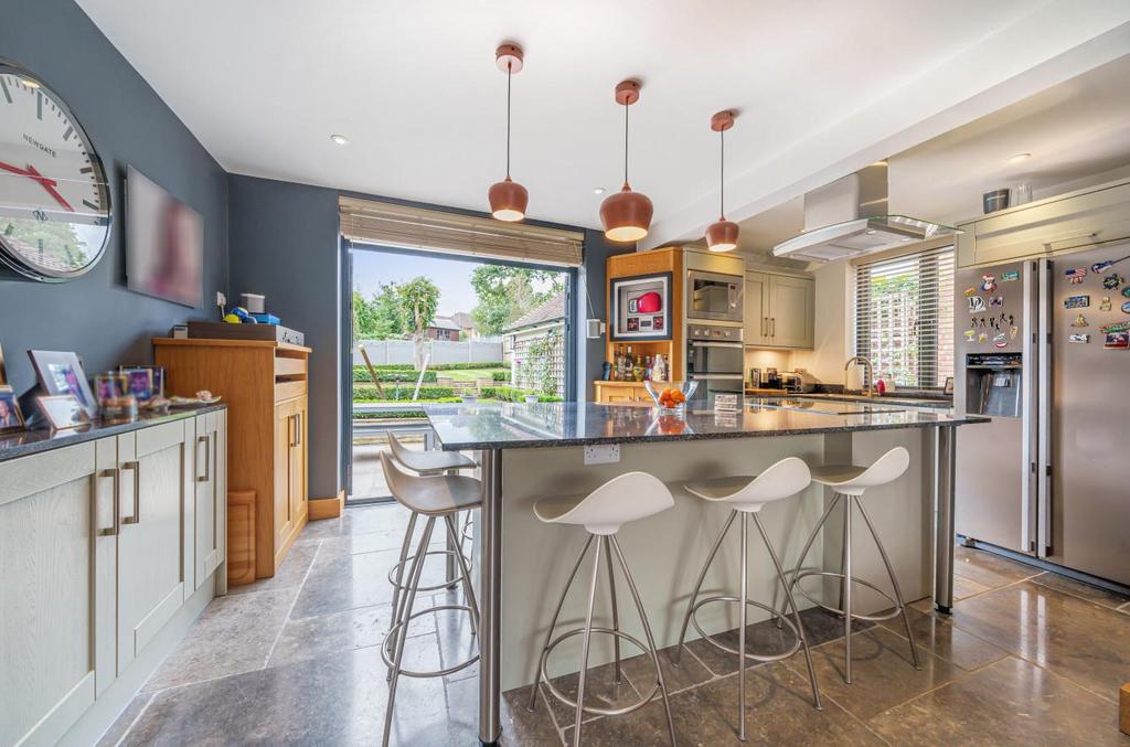 Waltham Avenue, Guildford 3 bed detached house for sale £580,000