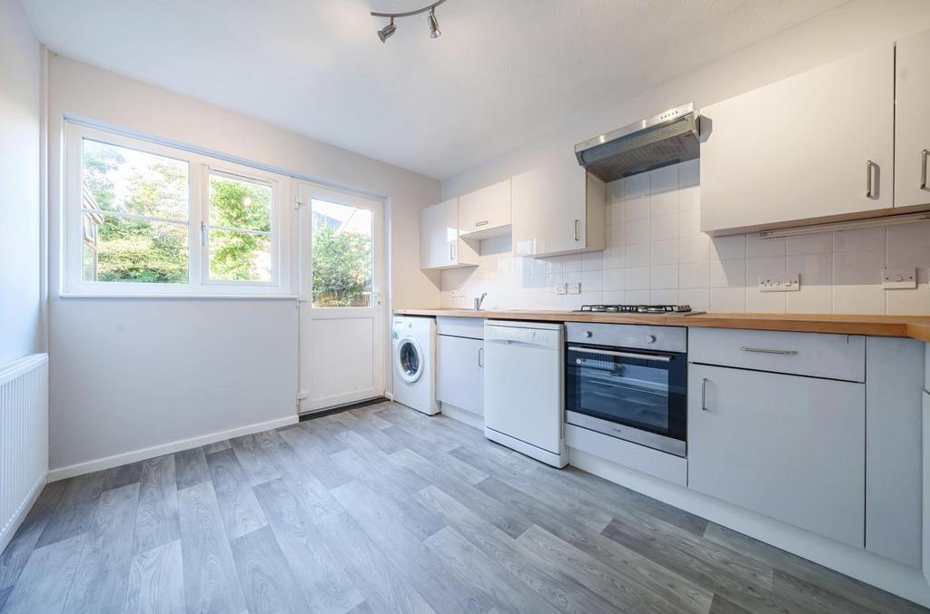 Victoria Road, Guildford 3 bed terraced house for sale £475,000
