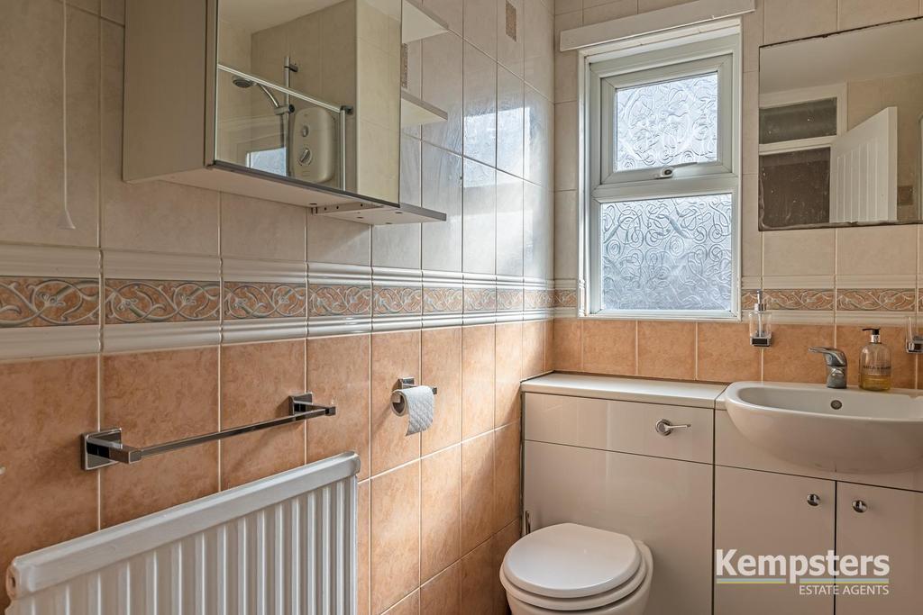 Bathroom 2nd.jpg
