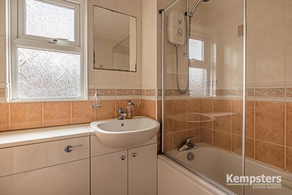 Bathroom 3rd.jpg
