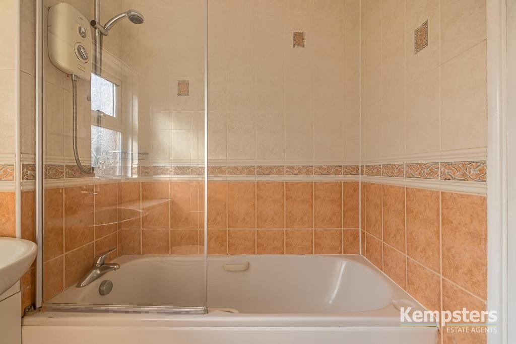 Bathroom 4th.jpg