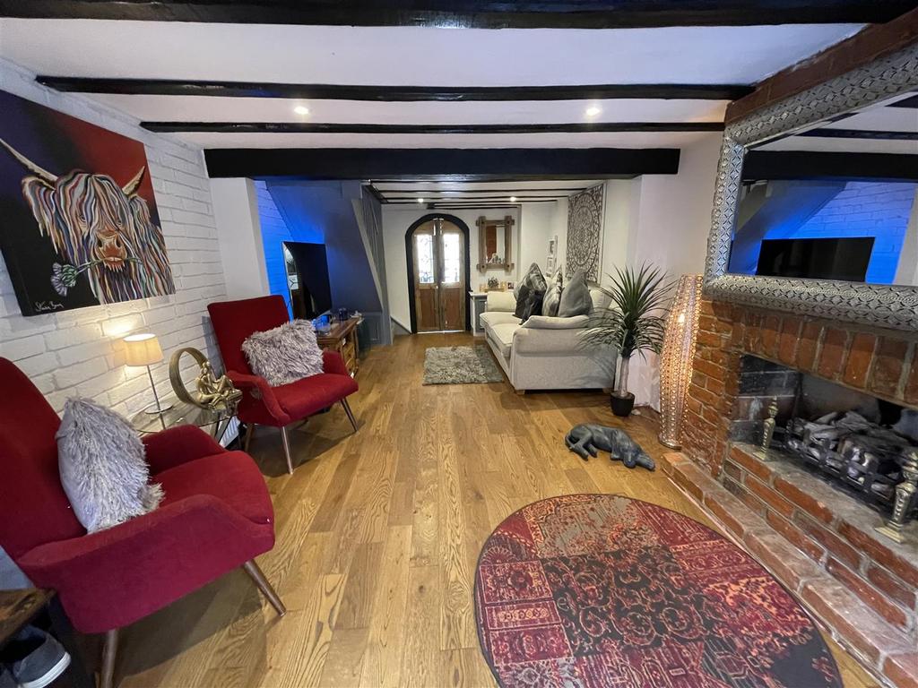 Chalk Hill, West End, Southampton 2 bed cottage £1,350 pcm (£312 pw)