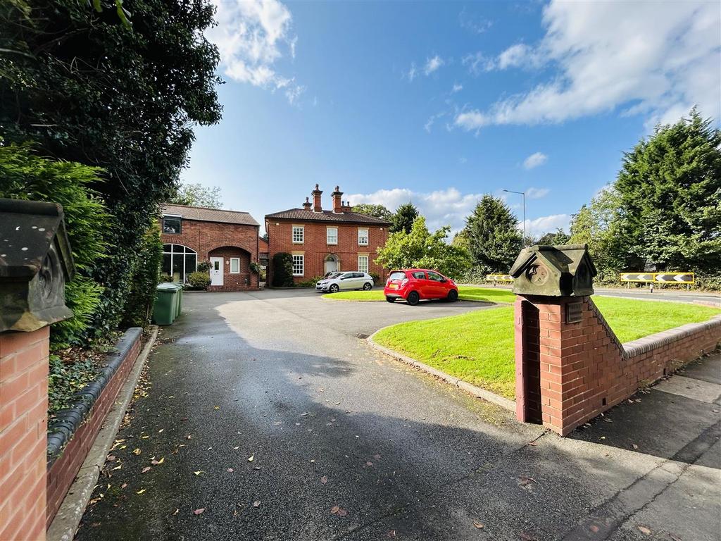 2D Woodthorne Grange, Woodthorne Road, Tettenhall 2 bed mews to rent £950 pcm (£219 pw)
