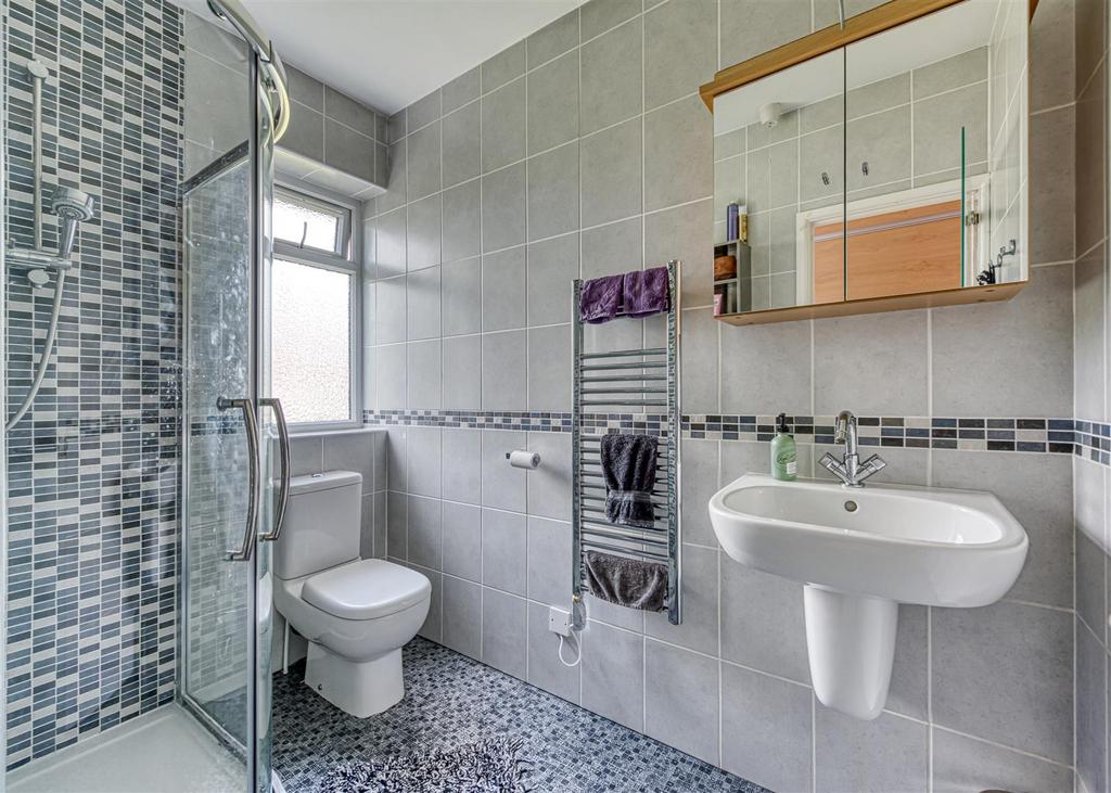 Helford House-bed1 ensuite.jpg