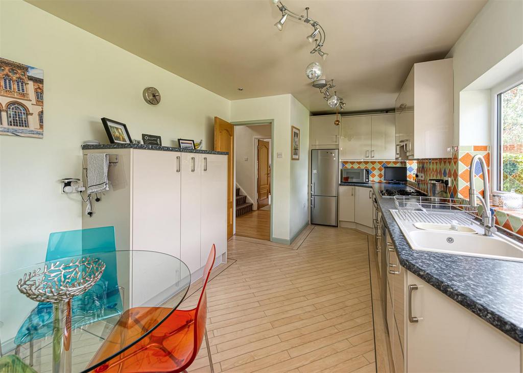 Helford House-kitchen1.jpg