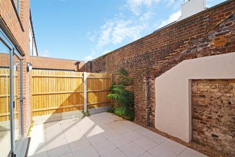 2 bedroom end of terrace house to rent, Bristol Gardens, Brighton, BN2 5YW