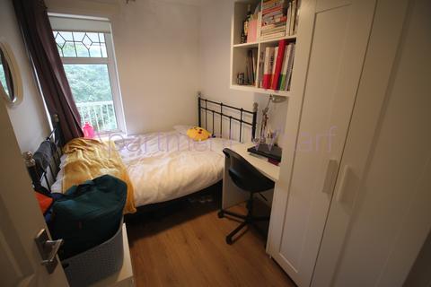 1 bedroom in a flat share to rent, Kildare Walk, London, E14