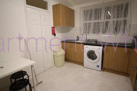 1 bedroom in a flat share to rent, Kildare Walk, London, E14