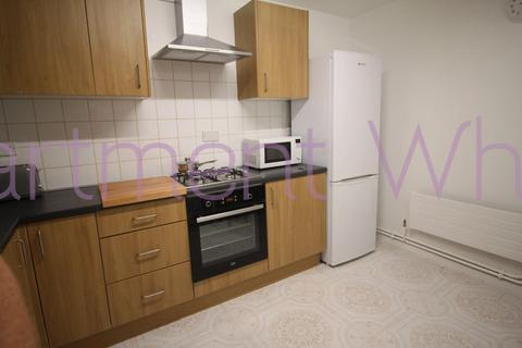 1 bedroom in a flat share to rent, Kildare Walk, London, E14
