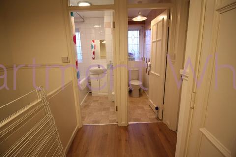 1 bedroom in a flat share to rent, Kildare Walk, London, E14