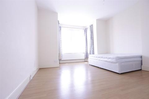 3 bedroom apartment to rent, Kensington Gardens, Ilford, London, IG1