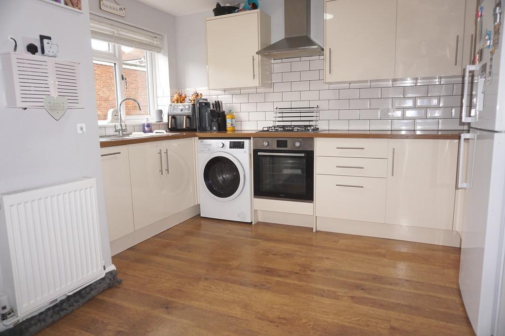 Drake Road, Chessington, Surrey. KT9 1LW 3 bed terraced house for sale