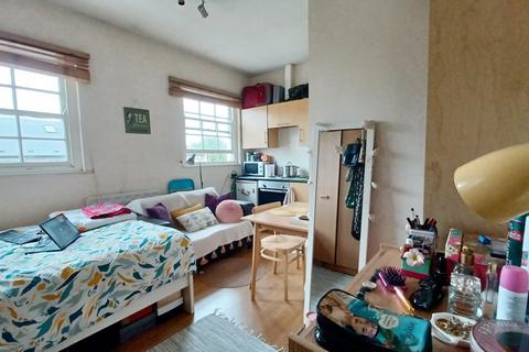 Studio to rent, Offord Road, Islington