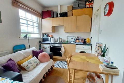 Studio to rent, Offord Road, Islington