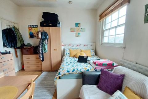 Studio to rent, Offord Road, Islington