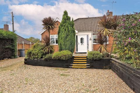 3 bedroom bungalow for sale - Yarmouth Road, Blofield, Norwich, NR13