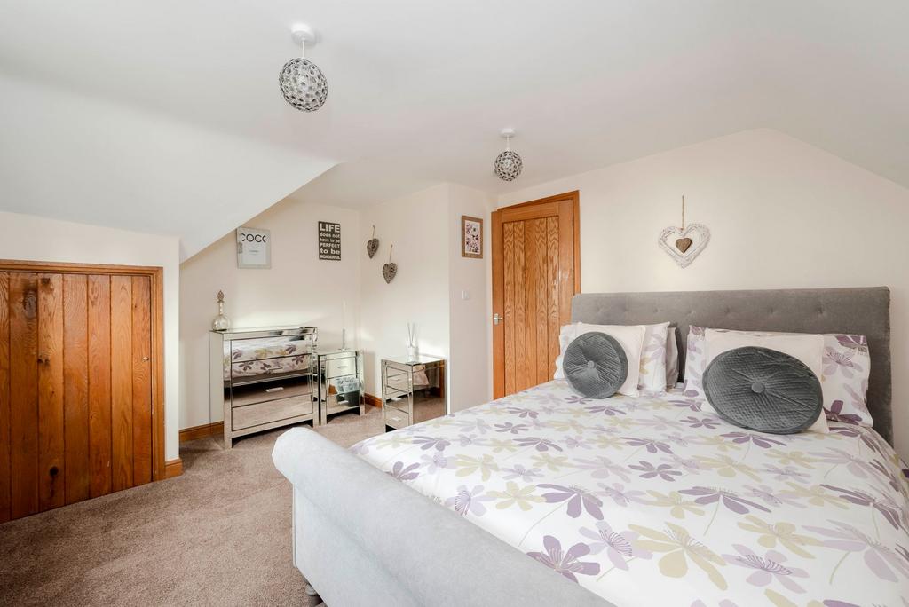 Rissington Road, BourtonOnTheWater, GL54 3 bed detached house £450,000