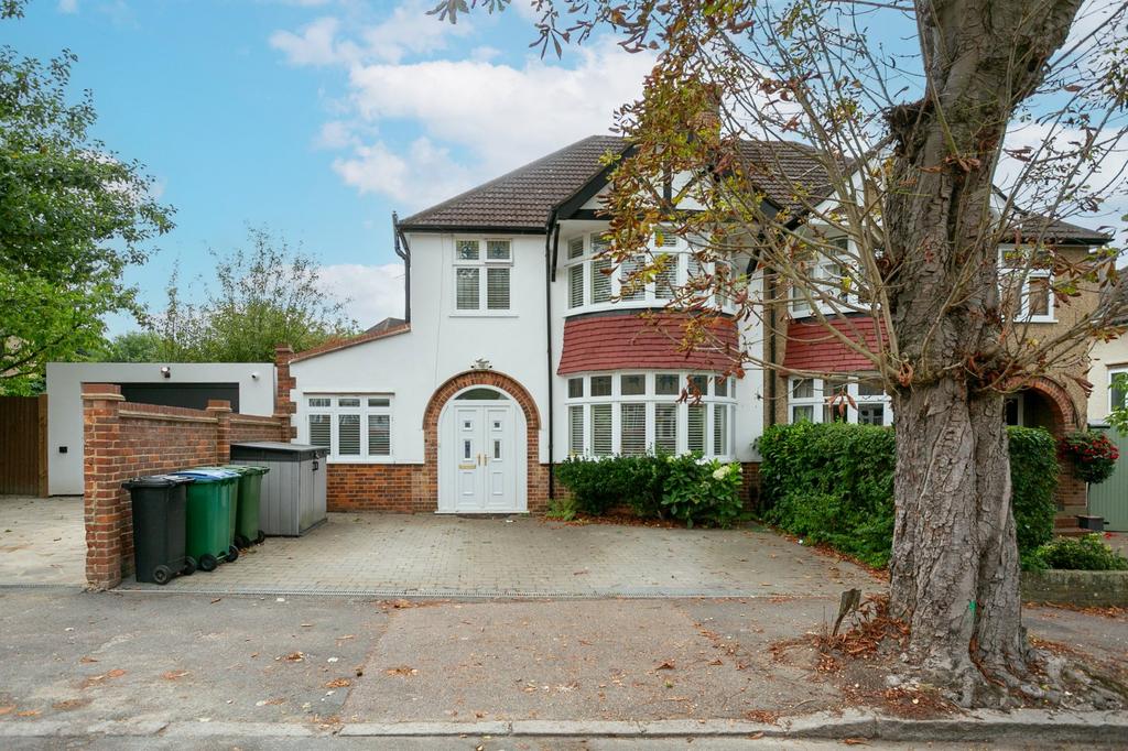 Cassiobury Park Avenue, Watford... 3 bed semidetached house £2,650