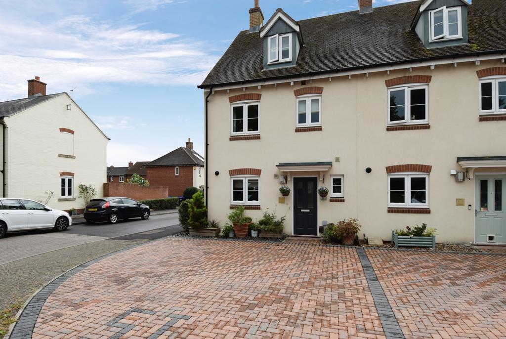Clover Lane, Durrington, SP4 8FG 4 bed end of terrace house for sale